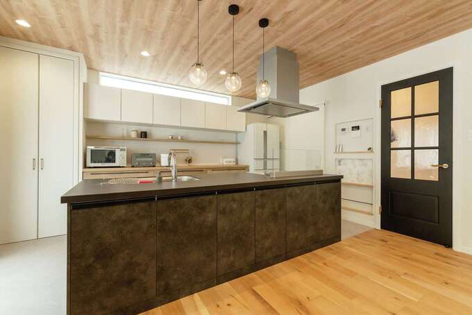 熱や傷に強いセラミックトップのアイランドキッチン。奥さまの身長に合わせて80cm高をセレクト