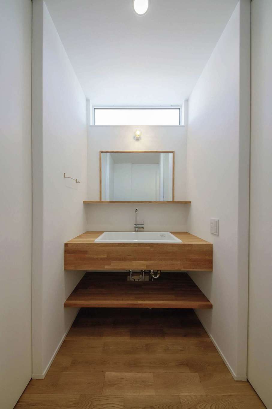ひだまり工房【デザイン住宅、間取り、平屋】オーク材で統一した造作の洗面台。深めの医療用シンクを採用し、デザインと実用性を兼ね備えた。脱衣室と完全に離したことで、家族が入浴中でも気兼ねなく歯磨きや洗面ができて便利