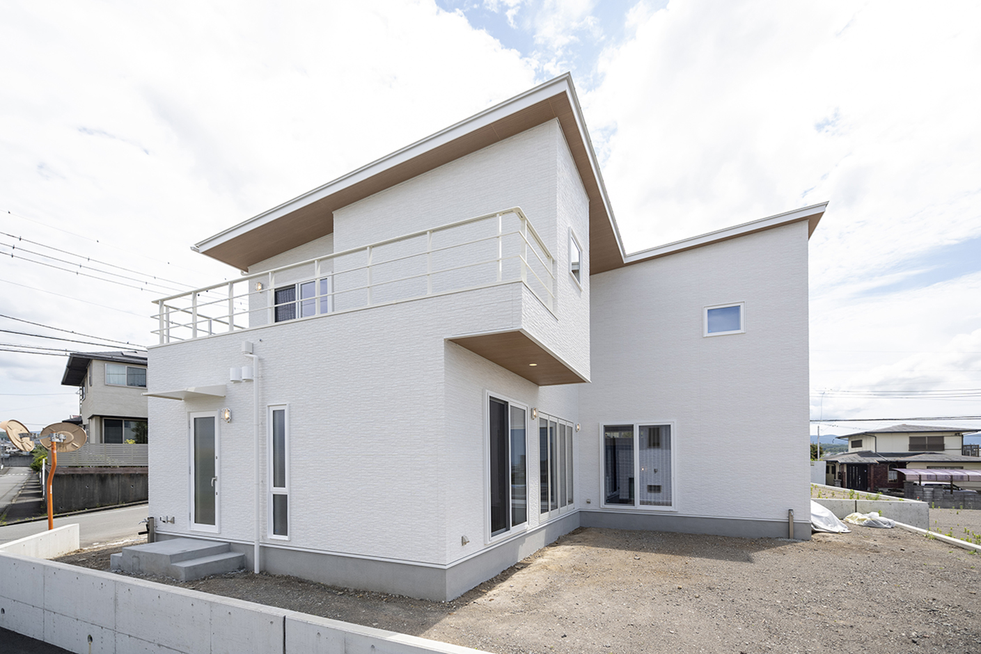 OWN RESORT HOME（オウンリゾートホーム）【デザイン住宅、子育て、間取り】リゾートの高級プライベートホテルを彷彿とさせる、エッジの効いた外観デザイン。北に富士山、西に三島市街、東に伊豆が見える眺望を楽しみたいと、2階の一面を大きなバルコニーに