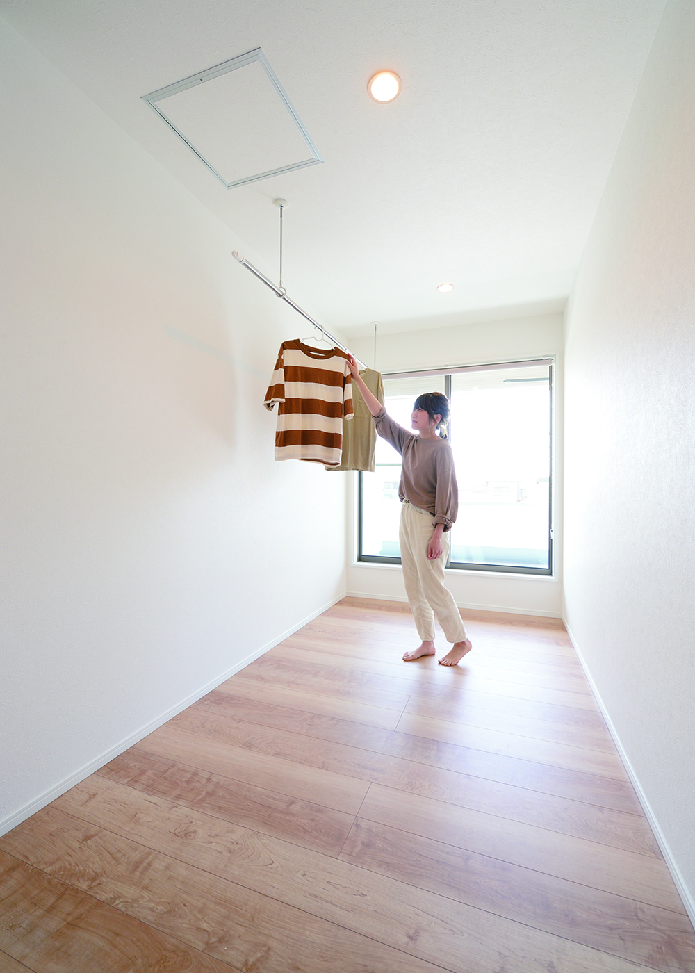 丸昇彦坂建設【デザイン住宅、子育て、間取り】2階には広々とした室内干しスペースを。主寝室や子供部屋を通ることなくバルコニーへ移動できる