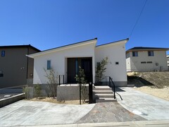 緑に囲まれたふたり住まいのペットと暮らす平屋暮らし