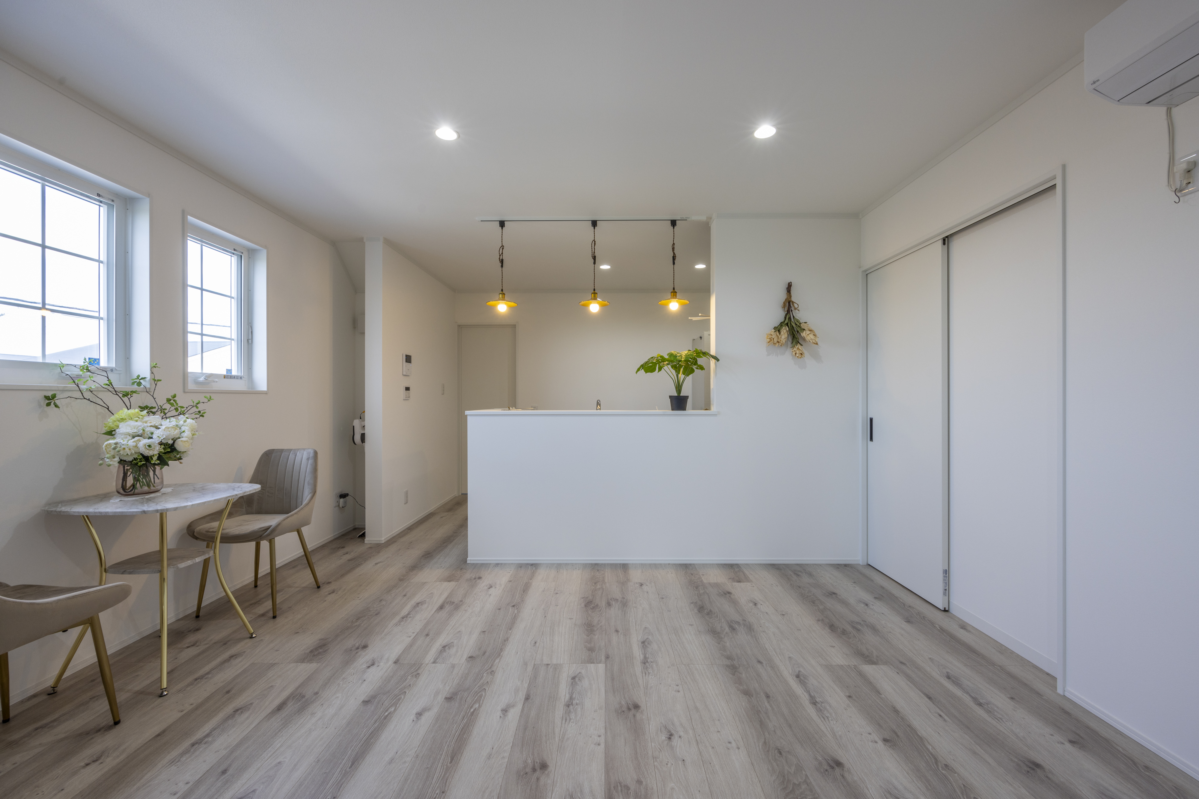 広島建設 セナリオハウス｜将来的に「二世帯住宅」や「賃貸住宅」を想定した2階LDK。白を基調とした空間が、明るさと広さを強調しています。水回りを一直線にまとめ、家事ラクな動線となっています。