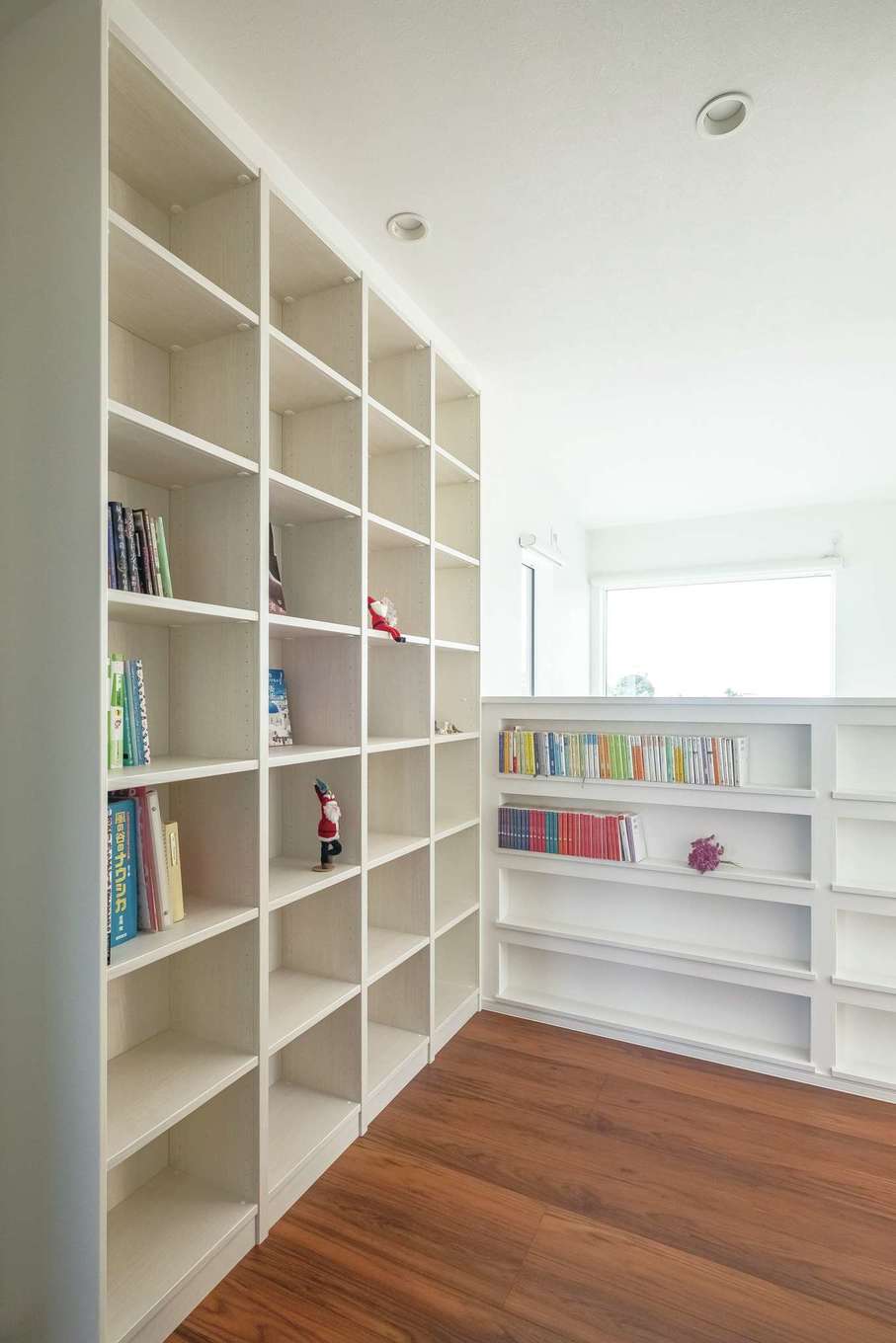 イデキョウホーム【デザイン住宅、省エネ、インテリア】2階のフリースペースに書棚を造作し、ファミリーライブラリーに