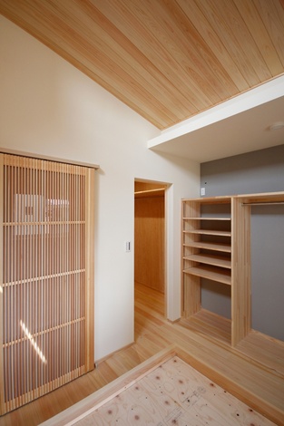 寝室入口の木製建具は万本格子戸