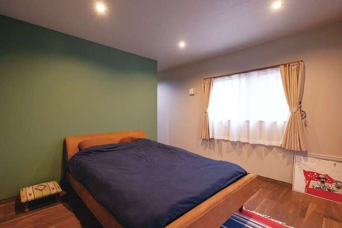 寝室は穏やかなグリーンで落ち着きを演出。奥にウォークインを用意した