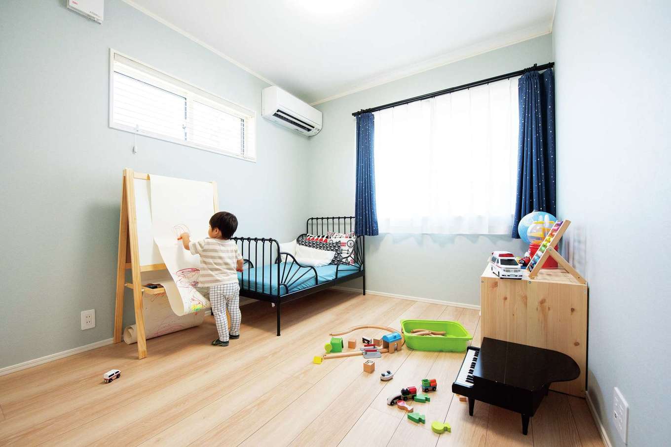 F.Bird HOUSE（袴田工務店）【輸入住宅、間取り、ガレージ】日当たり抜群の子ども部屋。ファブリックもブルーでコーディネート