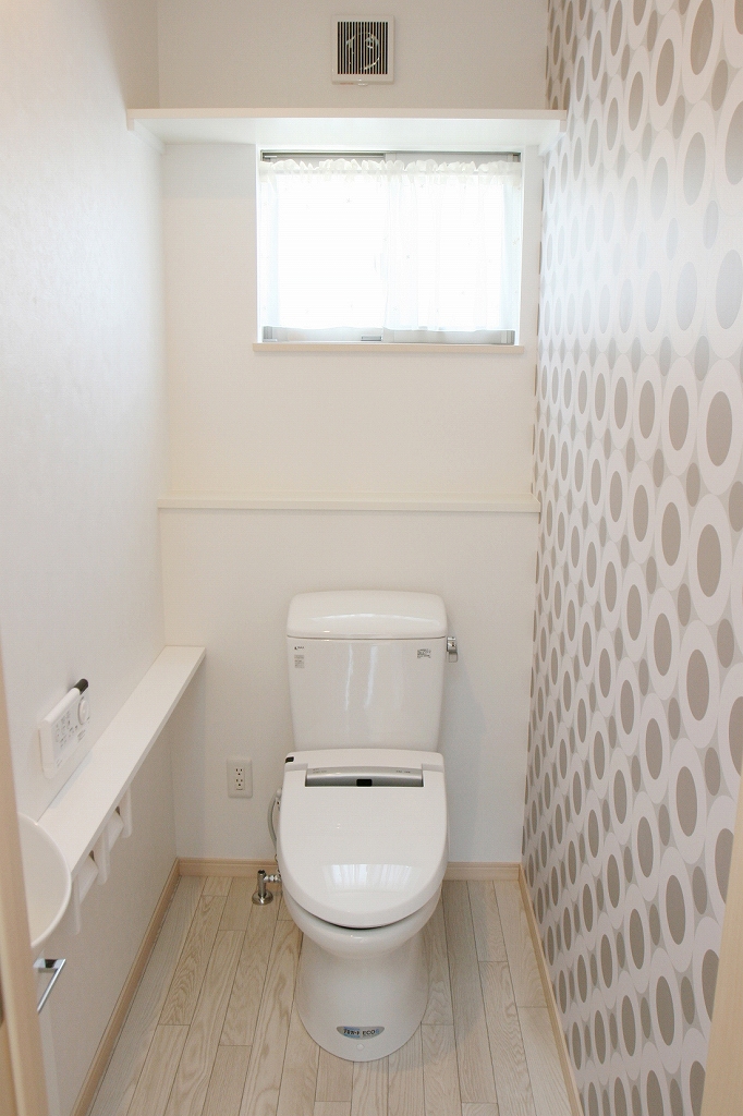 丸昇彦坂建設【デザイン住宅、子育て、間取り】ポルカドットとコインドットがあしらわれたクロスは水回りにピッタリ。お手入れがしやすいクッションフロアは木調デザイン