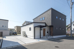 シンプルモダンで贅沢な二世帯の住まい