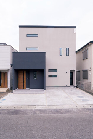 外壁は日本平ホテルにも採用されている吹付けの
サンドエレガンテ