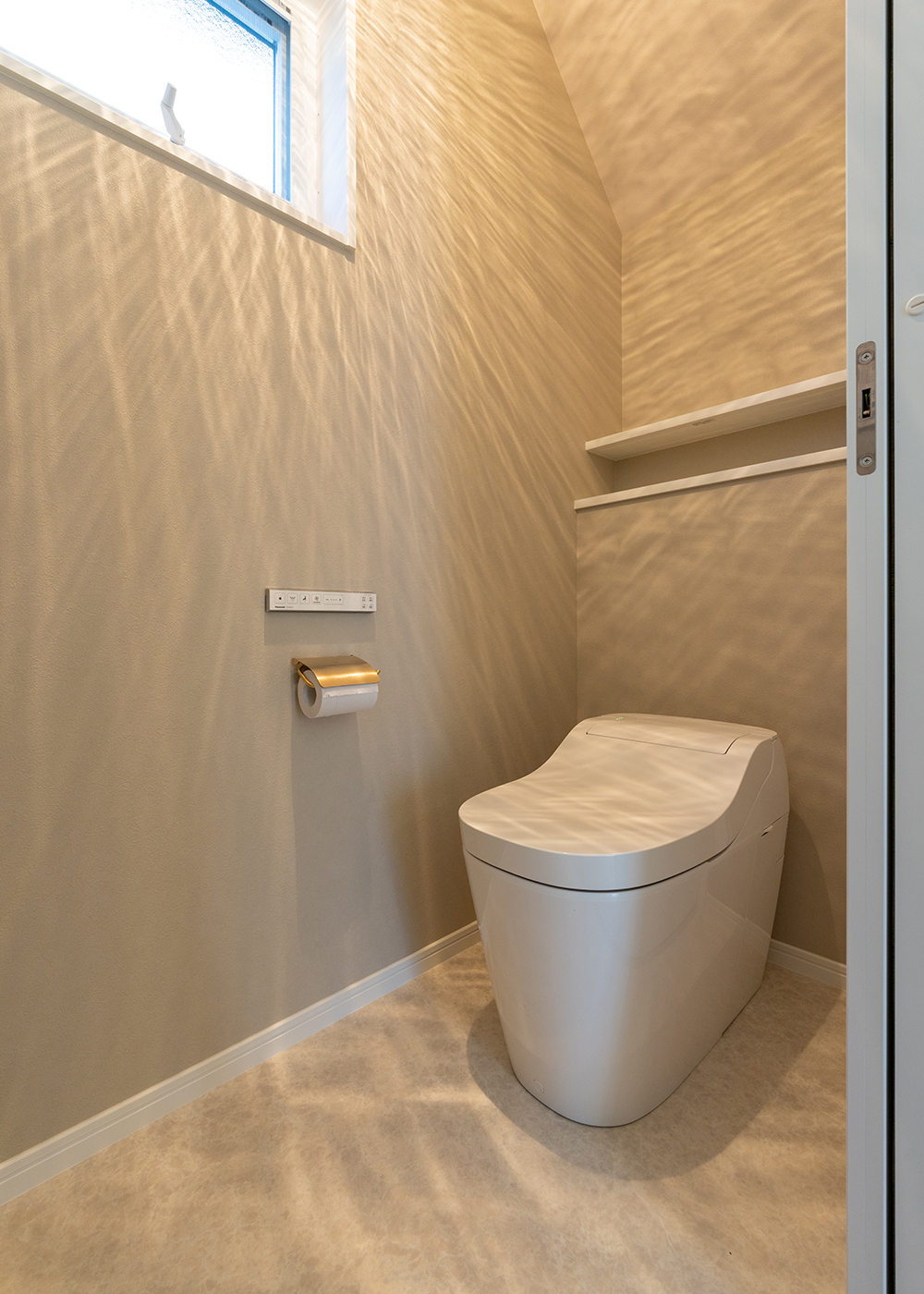 丸宗建設【デザイン住宅、収納力、省エネ】1階のトイレは落ち着いた雰囲気に