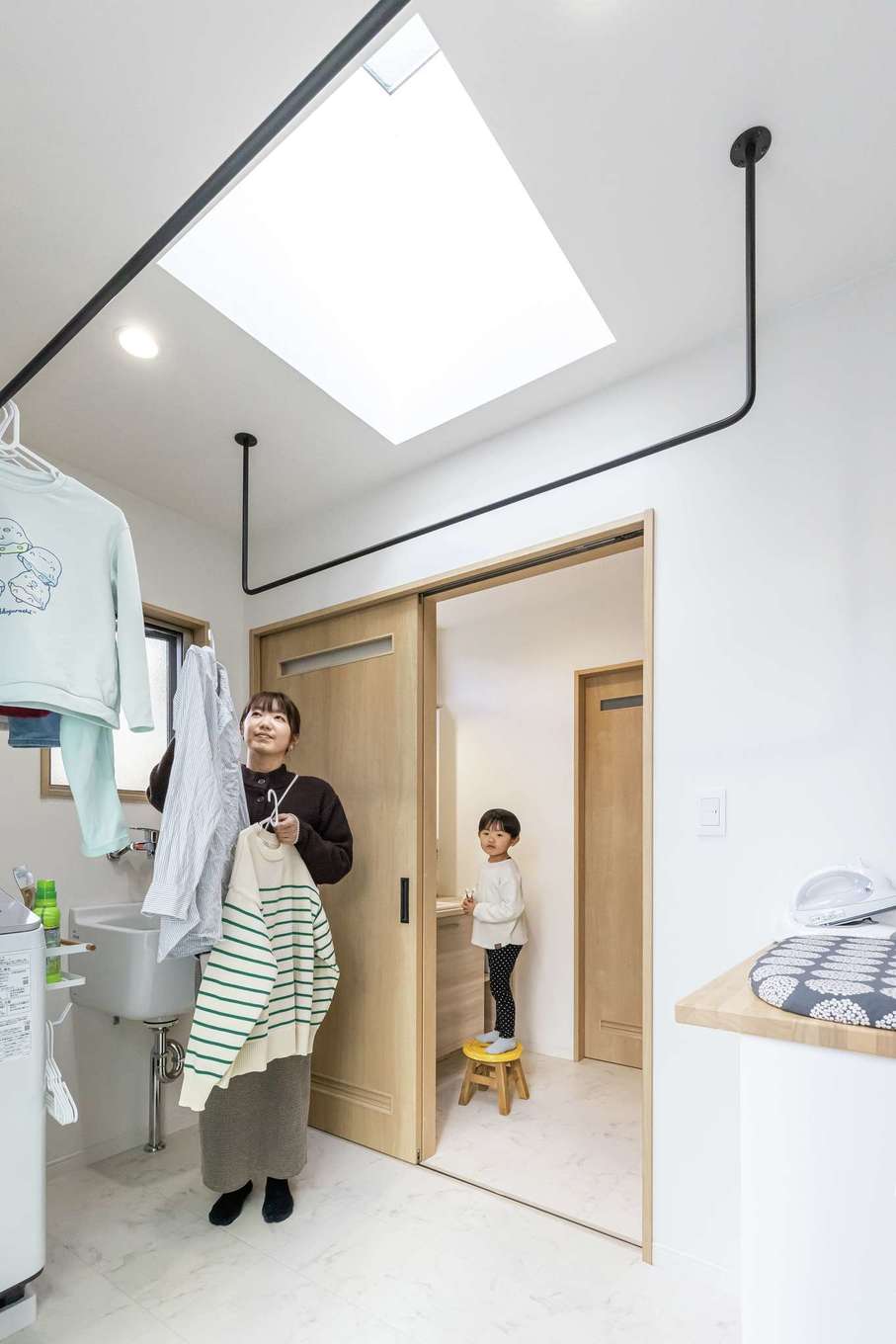 甲静ハウジング【子育て、収納力、間取り】ベランダは最初から計画せず、洗濯は1か所で完結。洗面室、脱衣室と離したことで作業しやすく、家事時間を大幅に短縮できる。トップライトから入る太陽熱で洗濯物もよく乾く