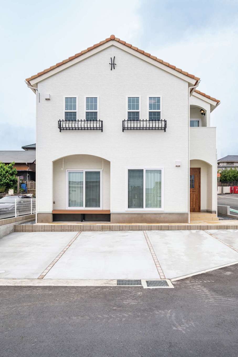 アフターホーム【省エネ、間取り、ペット】オレンジ色の瓦と白い外壁、フラワースタンドや妻飾りで、かわいいプロヴァンスデザインの外観に