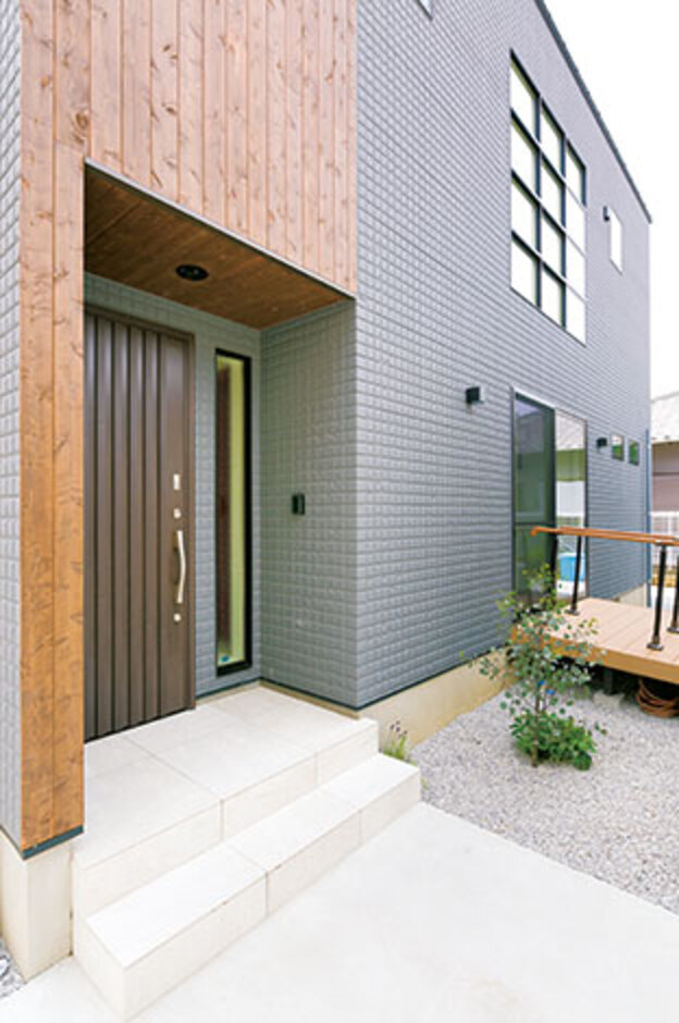 耐久性、断熱性、遮音性に優れたグレーのALCに木のぬくもりがアクセントに。 格子窓は「文豪の住む家」をイメージ