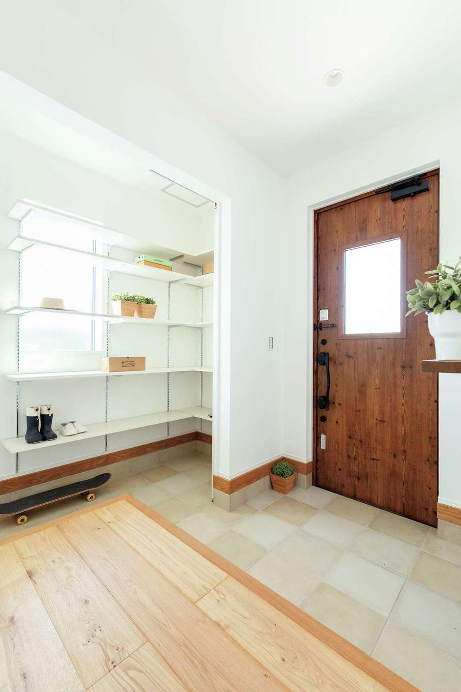 KUREKEN HAUS（榑林建設）【デザイン住宅、省エネ、間取り】可動棚を備えた玄関。普段は開いて大きく使い、来客時はシューズクローク部分を目隠し。暮らし方にも配慮されている