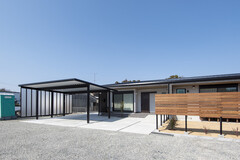 自然と調和するシンプルモダンな理想の住まい