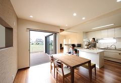 広い敷地を上手に活かしたどの部屋からも庭が見える家