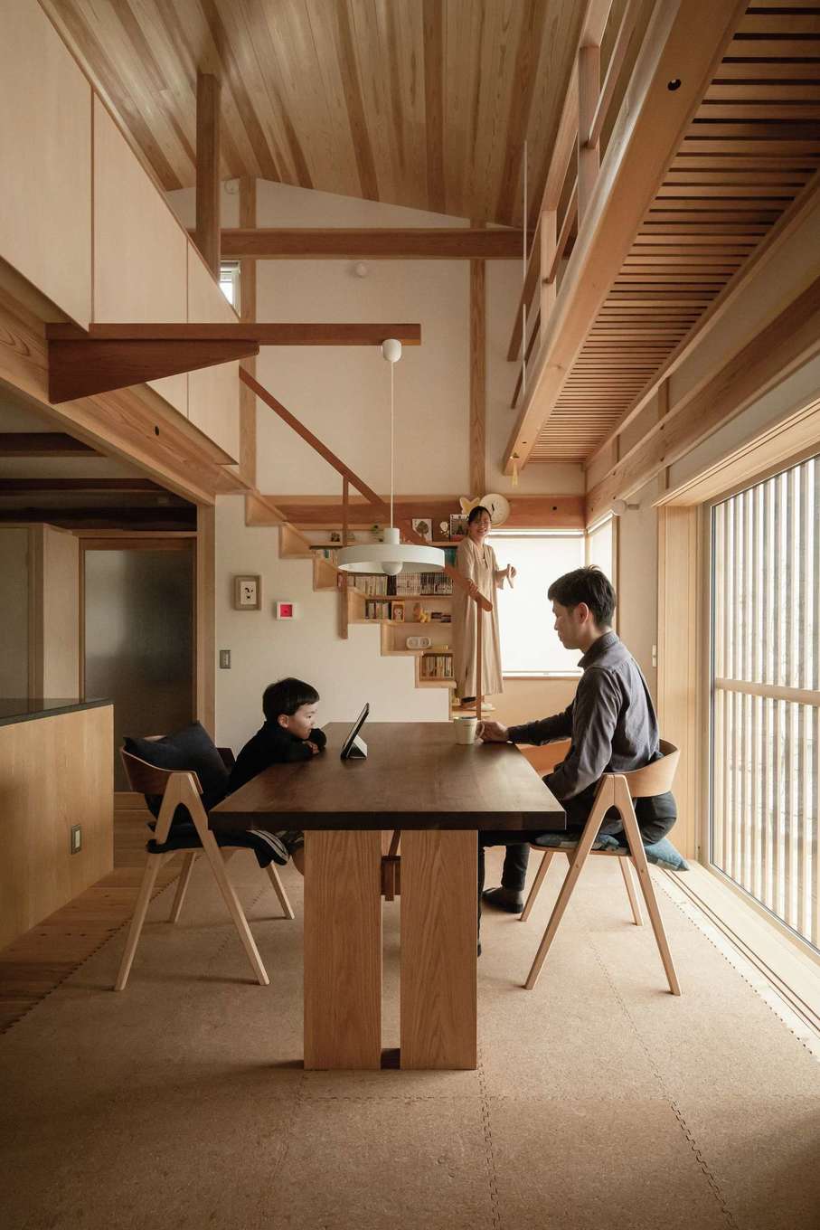 石牧建築【子育て、収納力、自然素材】「家はくつろぐ場所だから」とMさんが選んだのは和室リビングスタイル。ダイニング部分を吹き抜けにすることで、空間にリズムが生まれた。上部は木目が美しい源平の天井。そこかしこに匠の手仕事のぬくもりがあふれる