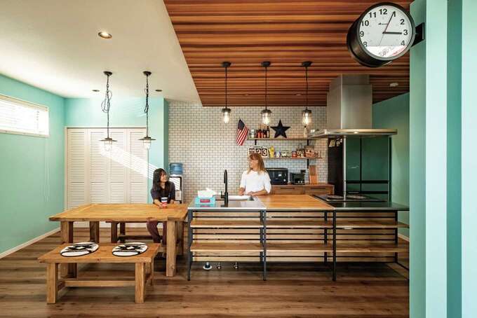 ショールームで一目惚れしたWOODONEのフレームキッチンを採用。アイアンフレームのシャープさと無垢のあたたかみが調和し、LDKの雰囲気にもマッチする。ユニットの組み合わせを吟味し、ステンレススクエアマルチシンクを採用するなど、作業性にも配慮されている