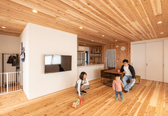 以前の廊下と2部屋分の空間を広々としたLDKに間取り変更。足裏に柔らかく温かい無垢材は天竜杉。当初、窓側に予定されていたテレビの位置は、子どもの安全と掃除のしやすさを考慮し、壁を設けて壁掛けに途中変更した
