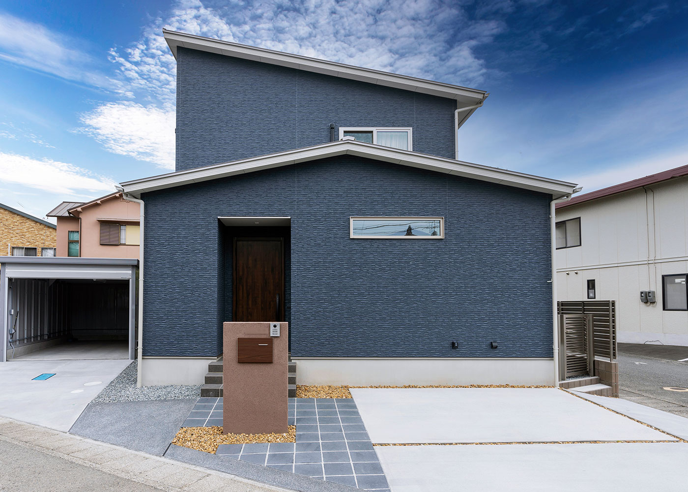 寺田工務店【収納力、省エネ、間取り】シンプル＆モダンなデザインが美しい外観デザイン。七夕豪雨の浸水位置を基準に、基礎の高さを再検討し、浸水に強い住宅を目指して建てた