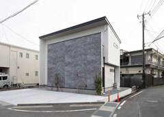 美術館を思わせるおしゃれな外観デザイン。交通量や人通りの多い北側の外観には窓を一切設けず、プライバシーを確保した