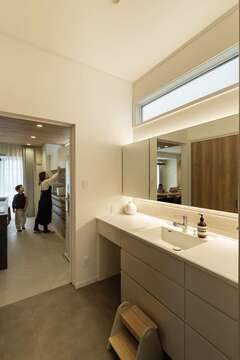 玄関からサニタリー、キッチン、リビングへと回遊できる動線