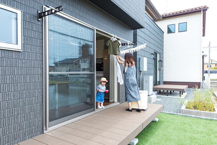 建築システム（狭小住宅専門店）【デザイン住宅、子育て、スキップフロア】洗濯物を干したり、子どもたちが遊べるデッキとお庭。水回りとの動線も短いのも奥さまとしては嬉しいポイント