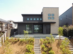 自然の温もりと現代の快適性が融合した理想の住まい