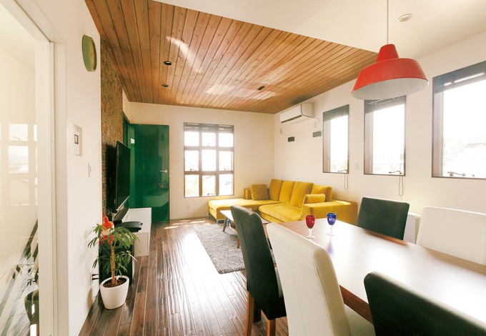 無垢の床、漆喰の塗り壁、イタリア直輸入のリビングドア、TVボード、L 字型のソファ、ダイニングテーブルセットなど、標準仕様のグレードの高さも『納得住宅工房』ならでは