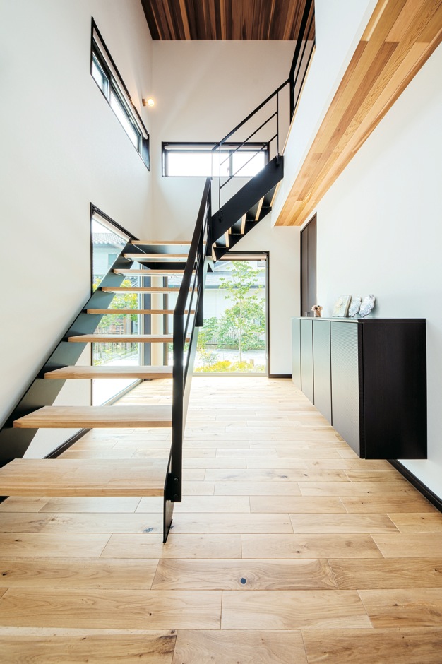 -delphi- デルフィ（藤井建築事務所） 【デザイン住宅、二世帯住宅、建築家】玄関に一歩足を踏み入れると、この開放感。庭側を開くことにより、たっぷりの光と視線の伸びがもたらされている。天井にもレッドシダーが張られ、鉄骨と無垢板の素材感が空間にあたたかみを添えている