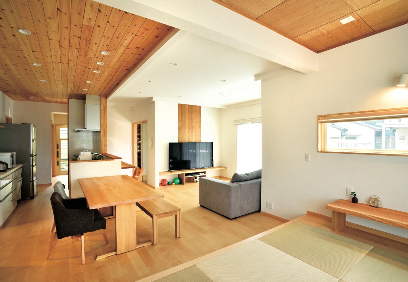 ひらおか建築【子育て、自然素材、省エネ】LDKと和室を合わせると24.5畳の大空間。キッチンから家族がどこにいてもわかる間取りでママも安心