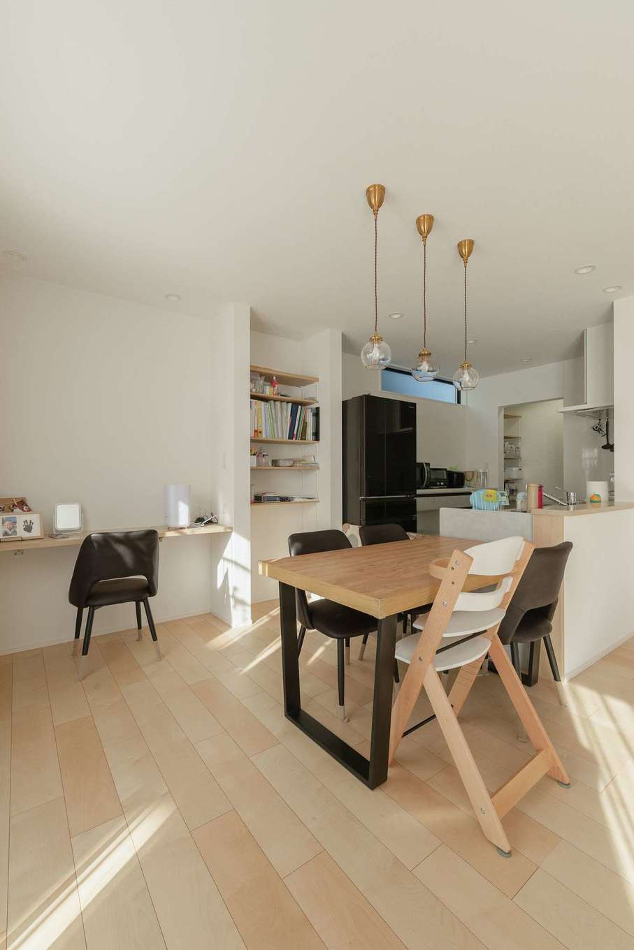 HAPPY HOUSE（山田工務店）【デザイン住宅、子育て、間取り】配膳や片付けがラクな横並びのDKを採用。リビングから目が届かない場所に配した可動棚を備えたパントリーから、書類や普段使いの小物を置くための棚、多目的に使えるデスクまで。一直線に並べた要望が日常の小さなストレスを解消する