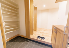 湿気や匂いが気になる玄関ホールの悩みを解消してくれる「エコカラット」。壁面装飾と機能性を両立