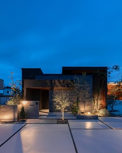 光と陰影が美しさを織りなす「端影の平屋」