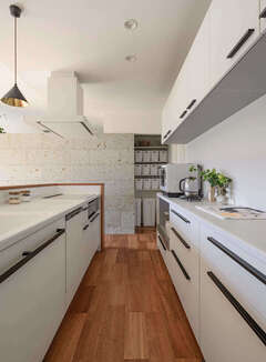 幅2700mmの食器棚とパントリー