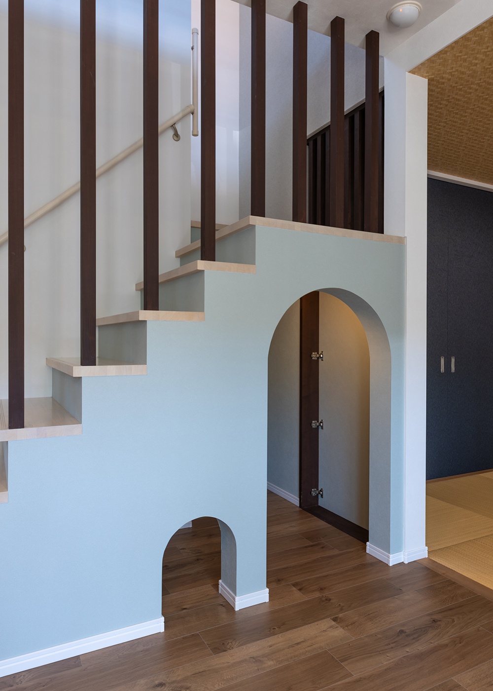 甲静ハウジング【静岡市清水区長崎277-2・モデルハウス】子どもの秘密基地にも愛犬のベッドにも使える階段下スペース