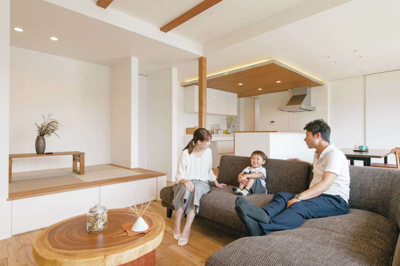 ARRCH アーチ【デザイン住宅、収納力、間取り】家族の時間を大切にしたいという夫妻の希望でＬＤＫは広々と確保。小上がりのあるリビングでゆったり過ごす