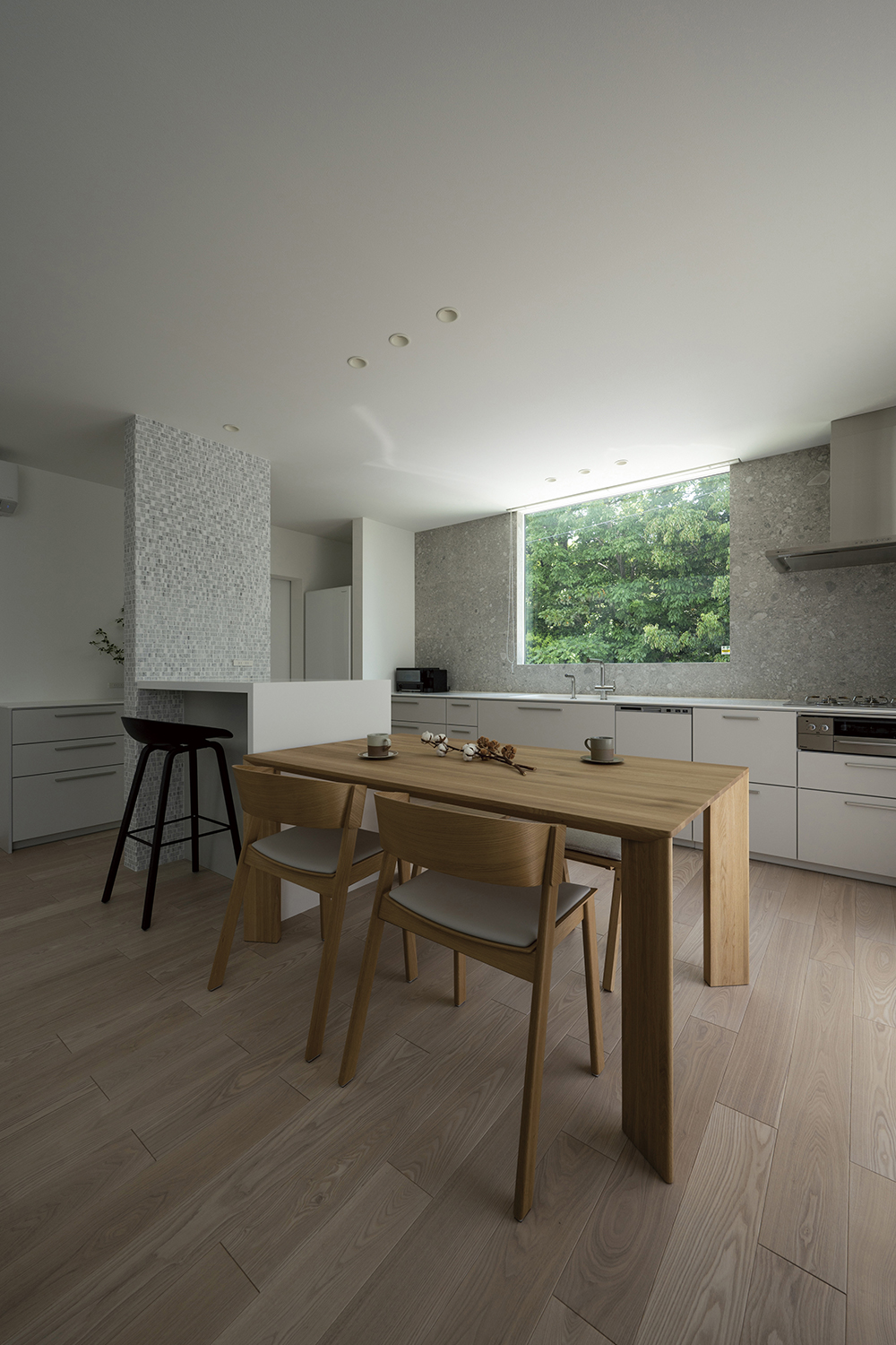 アールギャラリー（アールプランナー）【デザイン住宅、自然素材、建築家】壁付けのキッチンを採用することで、外の緑を眺めながら家事をこなせるのが嬉しいというMさん。立地的にも、通りとの高低差があるので外からの目線が入らず安心できるとのこと