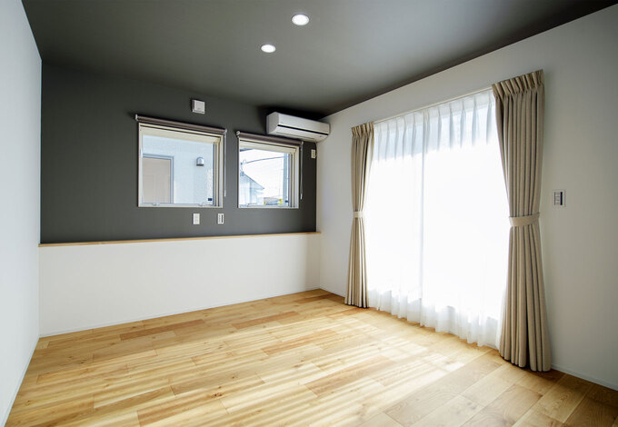 日中の光を取り込んでおくことで、日が沈んだあとも暖かさが残る寝室