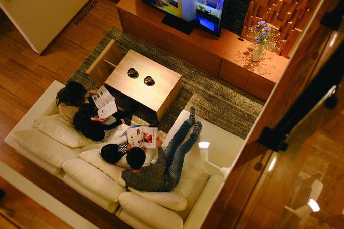 住宅工房 アリアンス｜開放感あふれる大きな吹抜けのリビングに、家族がいつも自然に集まってくる。これほどの大空間でも、全館空調システムと高性能断熱材「アイシネン」の相乗効果で、家中の温度差がほとんどなく快適に過ごせる