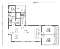 自然に囲まれた平屋　白い塗り壁と無垢材