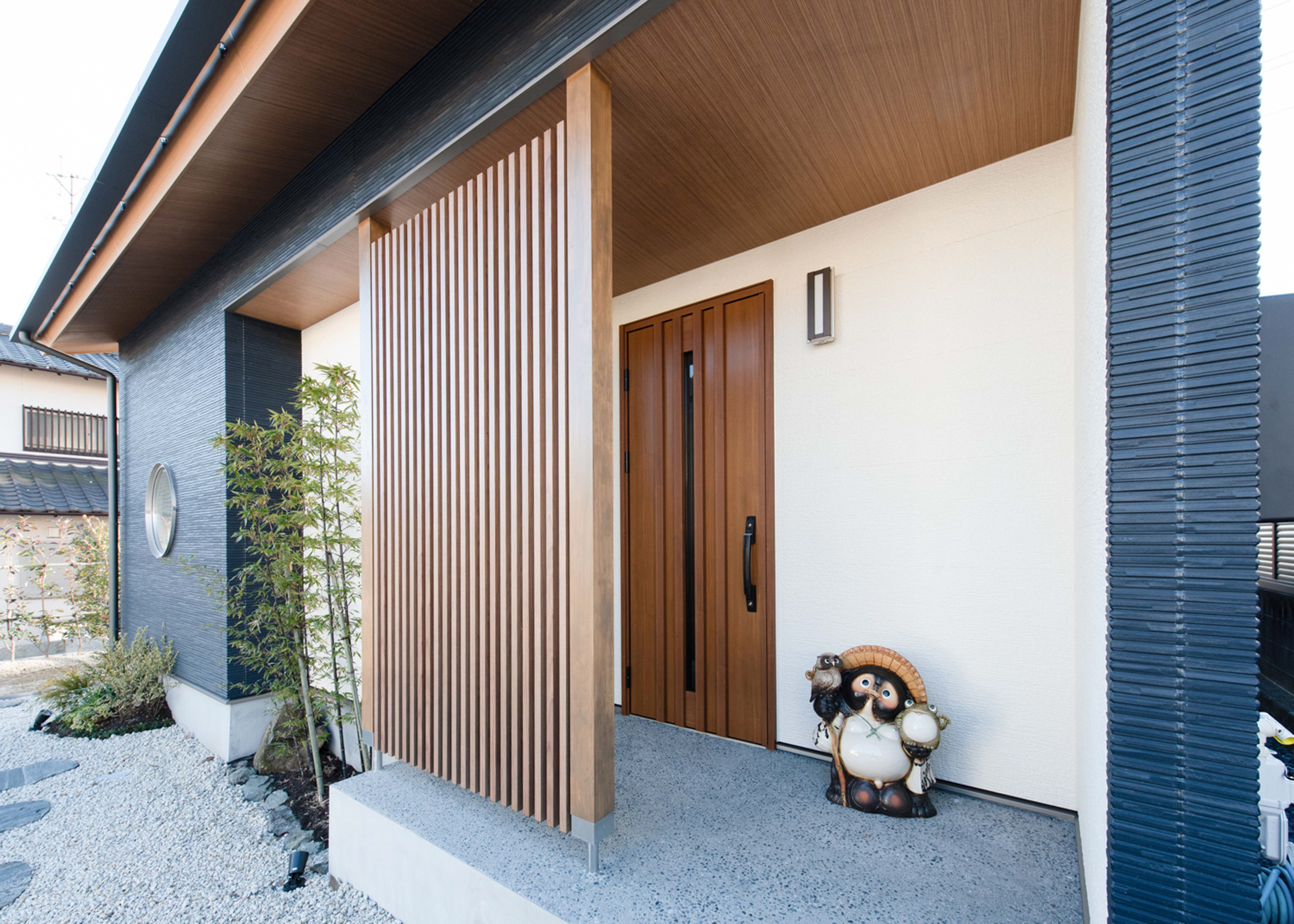 エルフィン【1000万円台、和風、夫婦で暮らす】下屋を採用した玄関ポーチは、雨の日もストレスフリー。通りから玄関が丸見えにならないよう、格子を設けた
