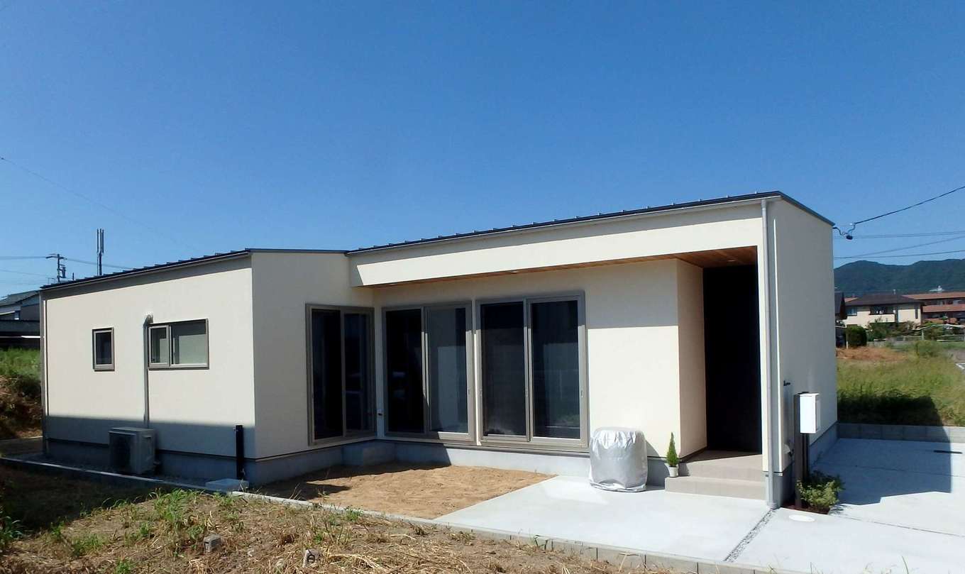 RIKYU 一級建築士事務所【間取り、建築家、平屋】今も30年後も暮らしやすい平屋は、若い世代からも人気が高い。外壁の塗り壁は、超弾性、防水性、通気性、断熱性、光触媒に加え、錆びにくい「スタッコフレックス」を採用