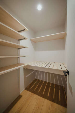 2階の納戸。季節物やアウトドアグッズを収納。『DAITOKU』の得意とする造作収納で限られたスペースも余すところなく活用できる