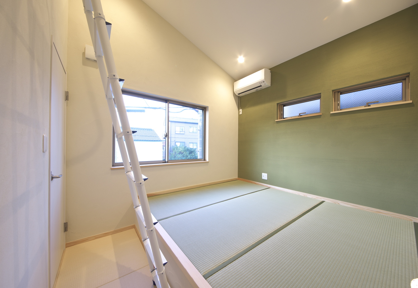 あすなろ設計事務所【自然素材、狭小住宅、ガレージ】畳が特徴的な和の寝室