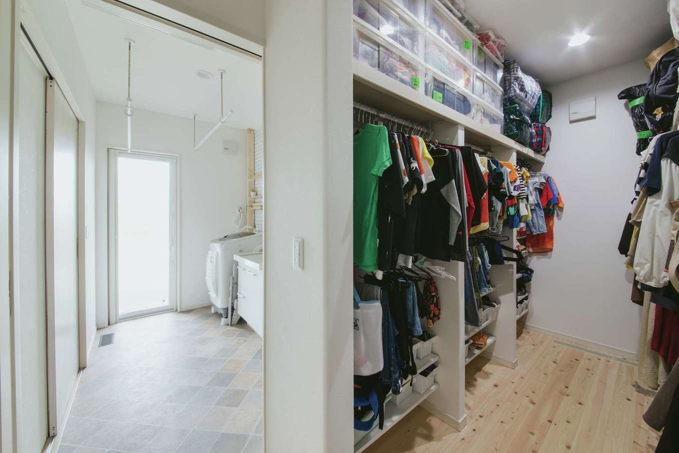 子育て安心住宅 Design Craft Office【デザイン住宅、子育て、平屋】土間から“ファミクロ”＆洗面・脱衣室へ