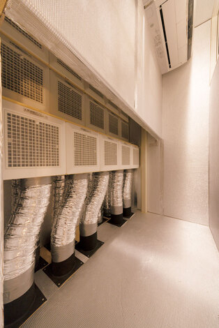 24時間全館空調システムを採用。空調ユニットのエアコンで室温よりも冬は2〜3℃高い空気を、逆に夏は2〜3℃低い空気を作り出し、各部屋に供給