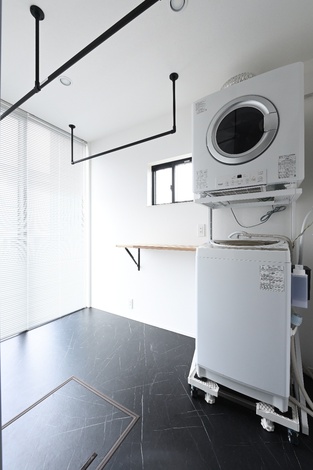機能的なランドリールーム。洗濯機と乾燥機がコンパクトに収まり、日常の家事を効率よくサポートする。