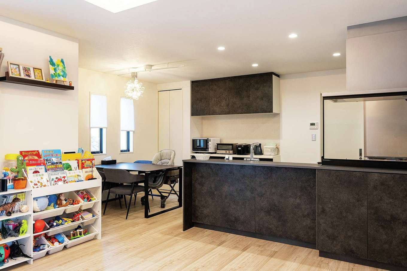 旭建設【子育て、収納力、間取り】ダイニングはキッチンと横並びに置き家事を効率化