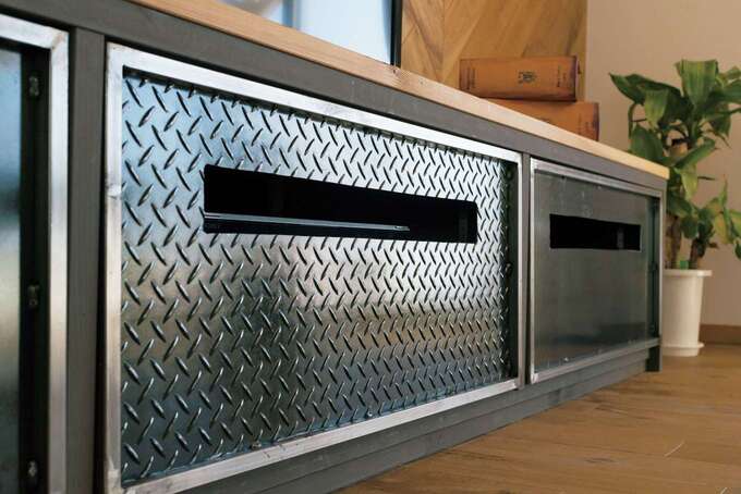 テレビボードの扉は縞鋼板で男っぽさをプラス